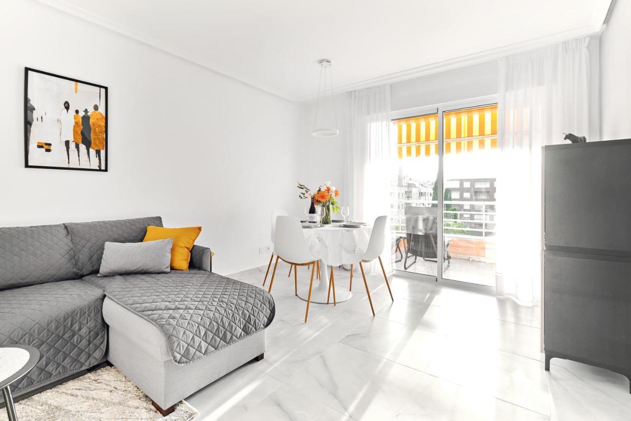 Lovely Sunny Apartment With Shared Pool And Private Parking Torrevieja Zewnętrze zdjęcie