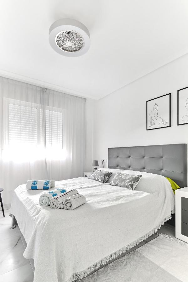 Lovely Sunny Apartment With Shared Pool And Private Parking Torrevieja Zewnętrze zdjęcie